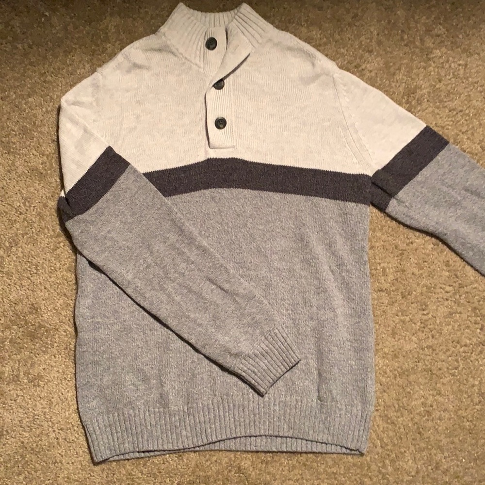 M neutral colored American Eagle sweater